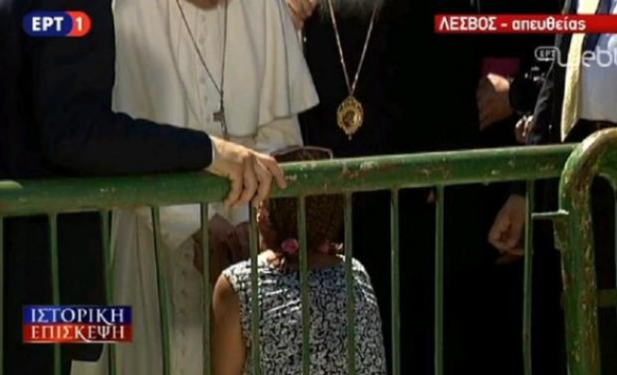 Γυναίκα “έσπασε” τον κλοιό για να δει τον Πάπα (ΦΩΤΟ)