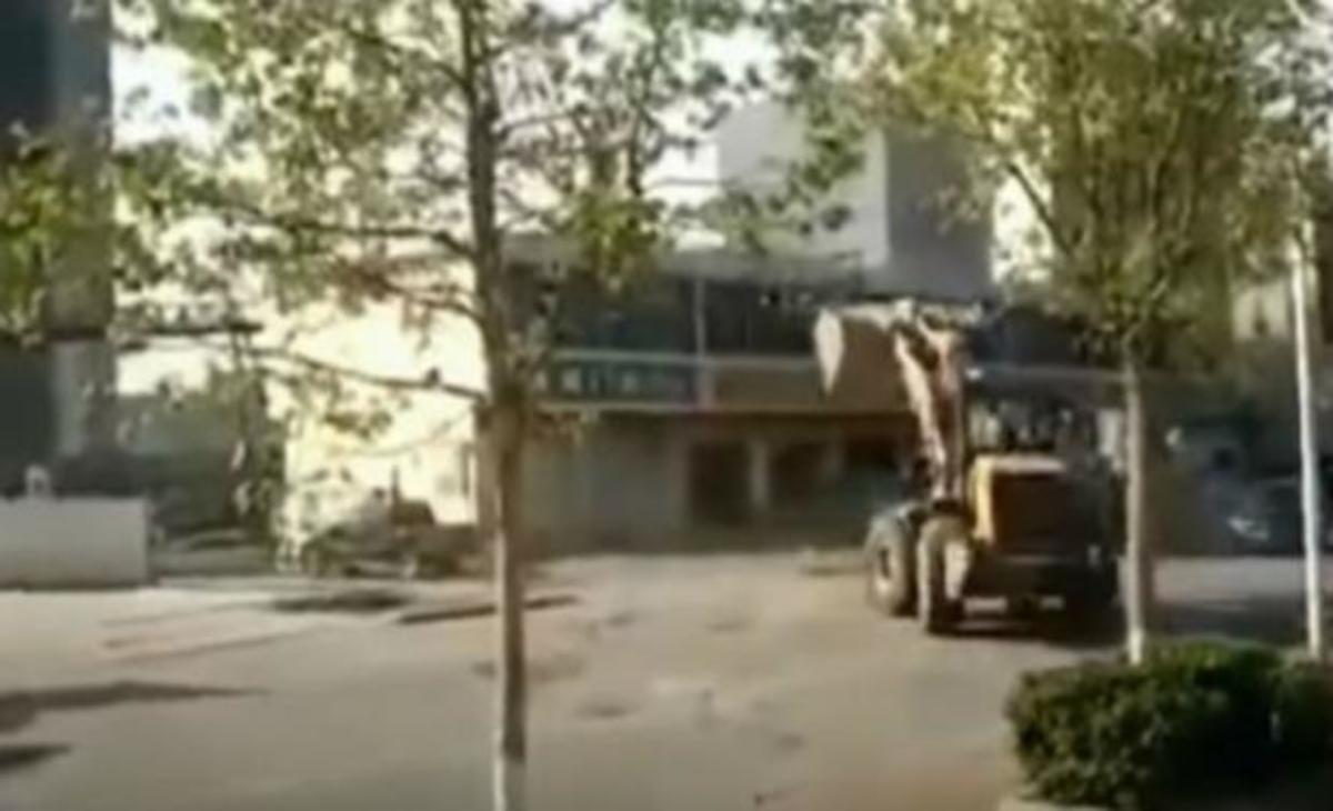 Αυτό δεν το έχετε ξαναδεί: Μάχη ανάμεσα σε μπουλντόζες μέσα στο δρόμο! (ΒΙΝΤΕΟ)