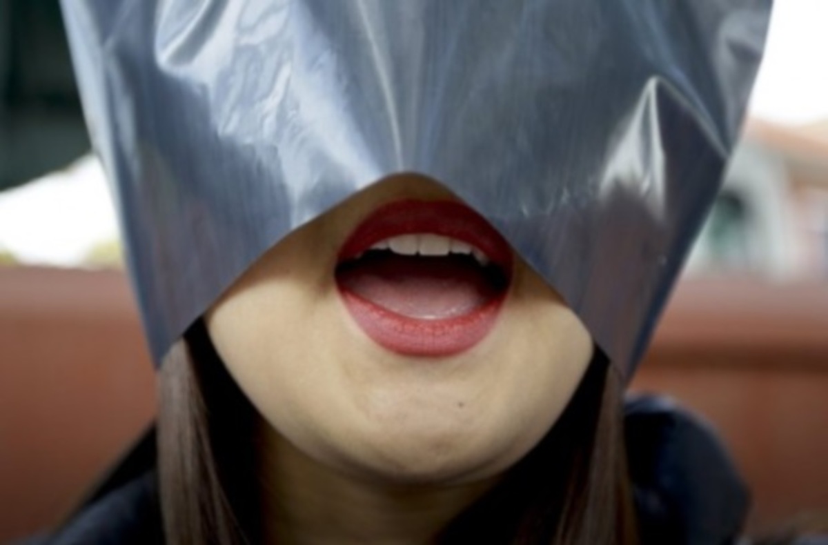 Φρίκη! Κρατούσε τη 14χρονη κόρη της για να τη βιάσει ο εραστή της