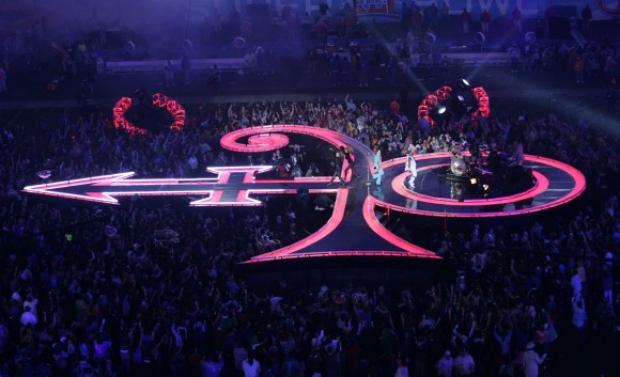 Prince: Όταν “μάγευε” εκατομμύρια ανθρώπους στο Super Bowl! (ΒΙΝΤΕΟ)