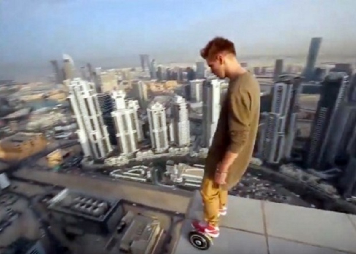 Κόβει την ανάσα! Ζαλίζει με τα κόλπα του στην κορυφή ουρανοξύστη (ΒΙΝΤΕΟ)