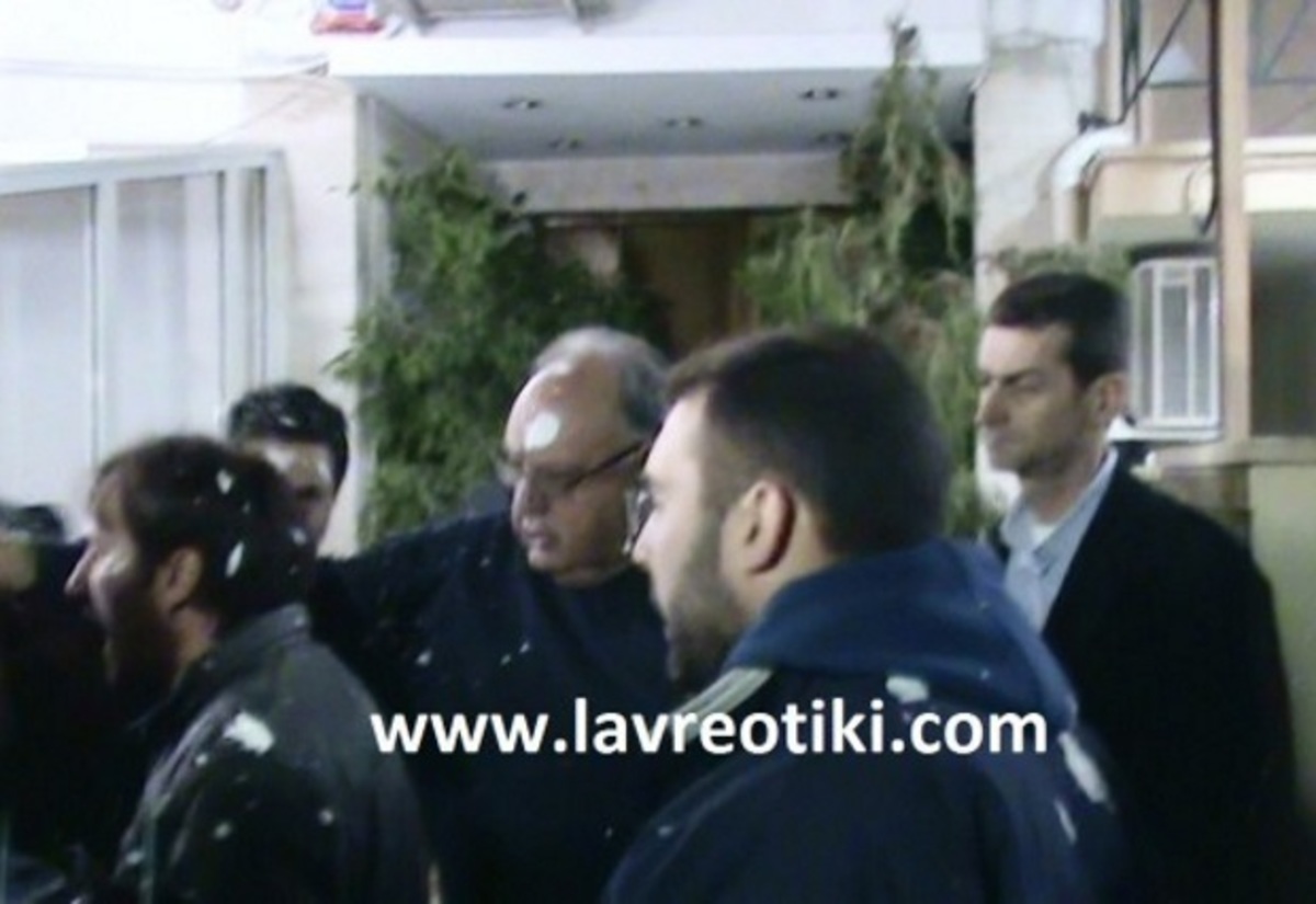 Πρόστιμο 7.000 ευρώ στον Πάγκαλο επειδή τον γιαούρτωσαν στα Καλύβια – ΦΩΤΟ