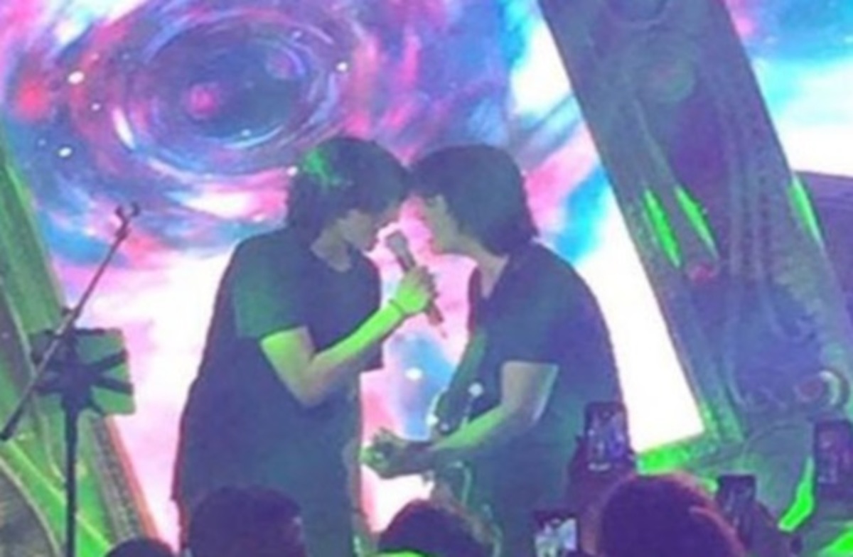 Το video με τον Διονύση Σχοινά και τον γιο του που κάνει το γύρο του διαδικτύου