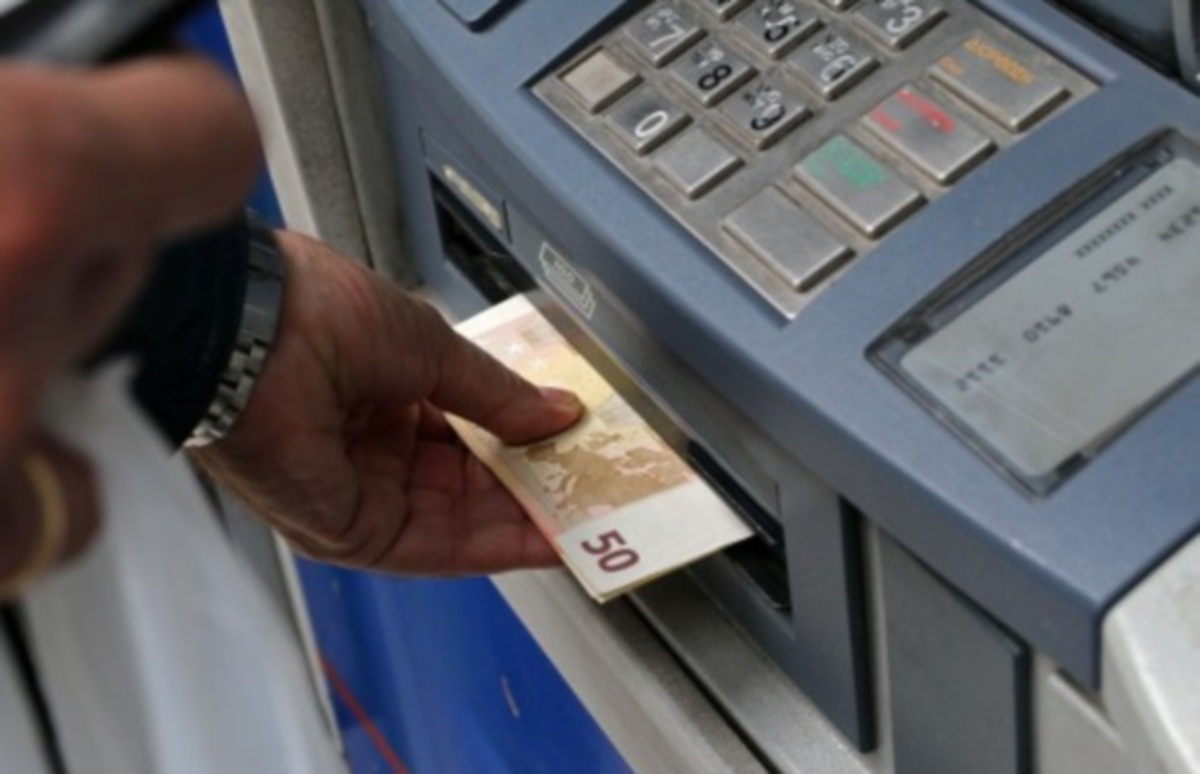 Αρπάζουν χρήματα από τους λογαριασμούς! Βροχή οι κατασχέσεις από μικροκαταθέτες