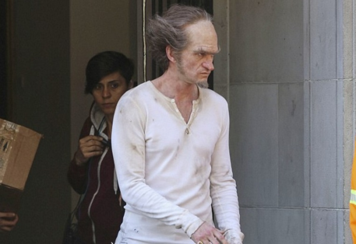 Αγνώριστος ο ηθοποιός! Με γκρίζα μαλλιά και βρώμικα ρούχα στον Καναδά!