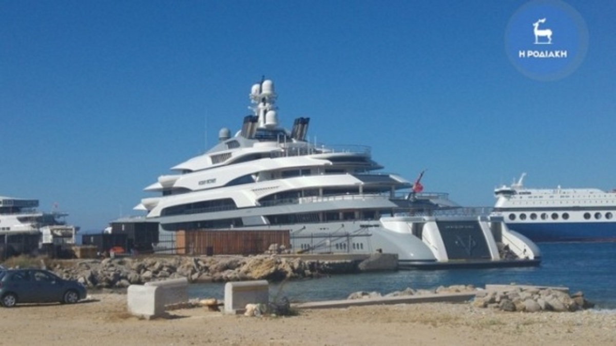 Αυτή είναι η θαλαμηγός Ρώσου μεγιστάνα με 7 καταστρώματα και 6 πισίνες