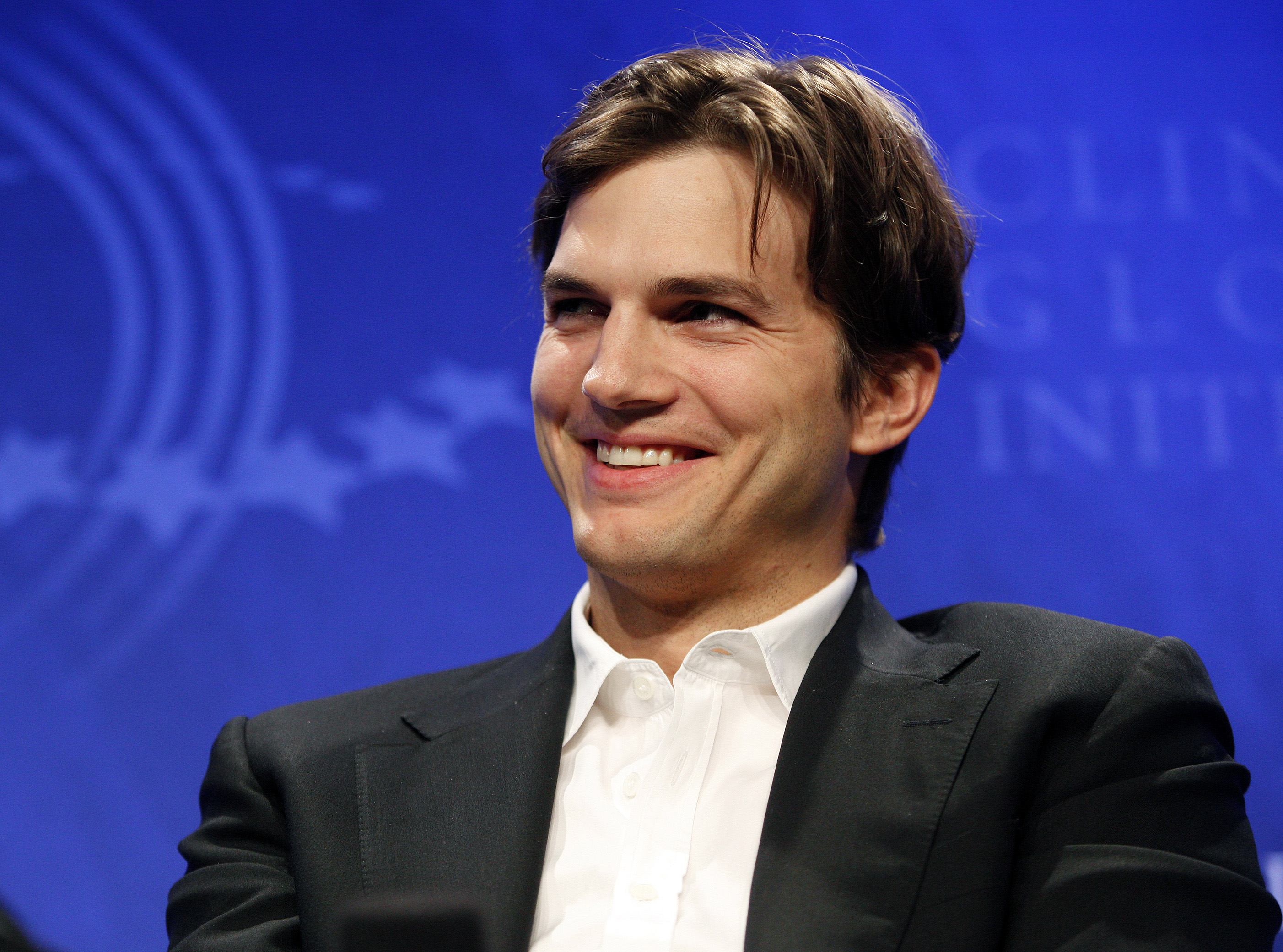 Το ντεμπούτο του Ashton Kutcher στη σειρά “Two and a half men”