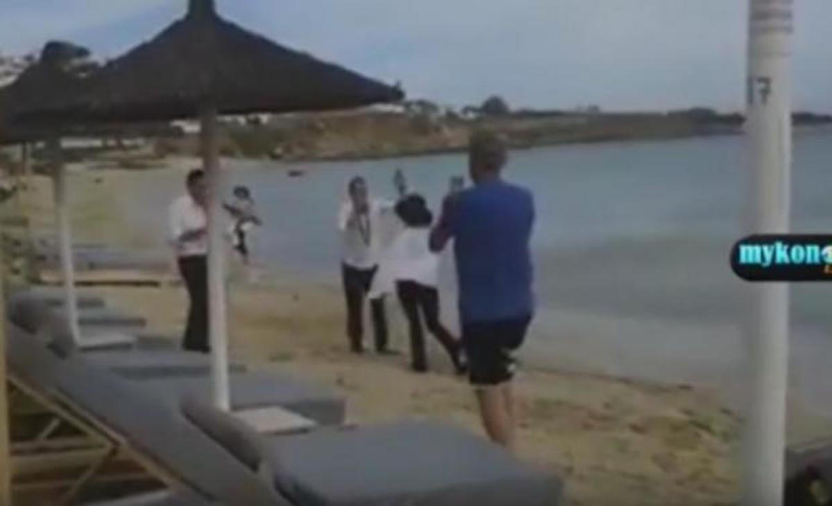Τρέλα στη Μύκονο! Στη θάλασσα κατέληξε ο τραγουδιστής αγκαλιά με μια τουρίστρια! ΒΙΝΤΕΟ