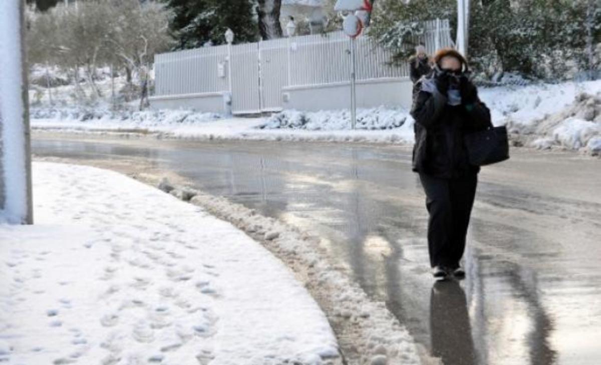 Χριστουγεννιάτικο σκηνικό στην Ήπειρο – Έφτασε τα 10 εκατοστά το χιόνι!
