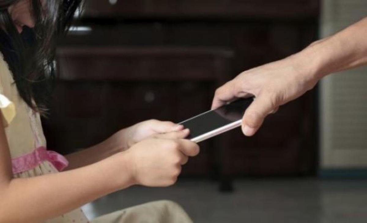 Παιδί και εθισμός στο κινητό τηλέφωνο: Τι μπορεί να κάνει ο γονέας