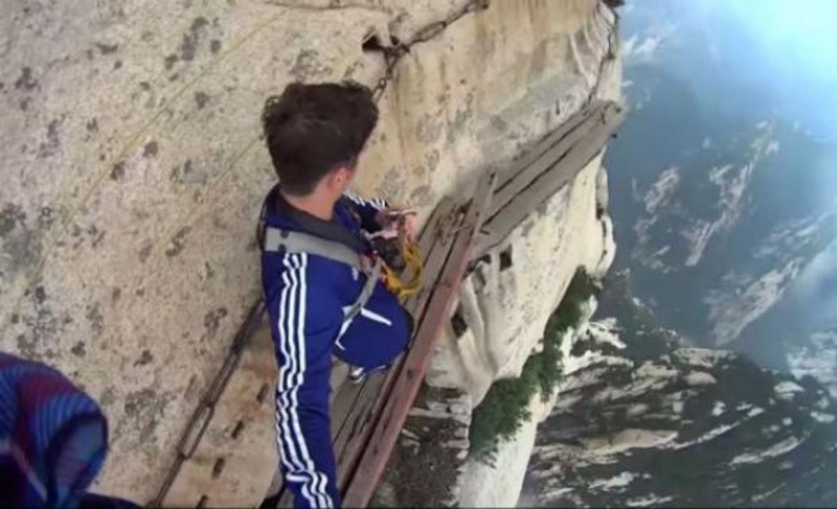 Περπατά σε ένα από τα πιο ριψοκίνδυνα μονοπάτια στον κόσμο, χωρίς προστασία! (ΒΙΝΤΕΟ)