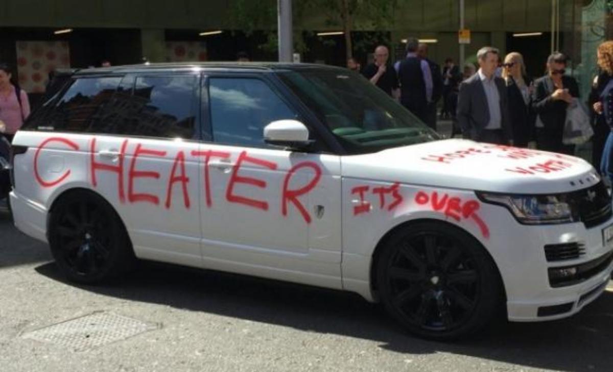 Αυτός την απάτησε κι αυτή του έκανε το Range Rover καρνάβαλο