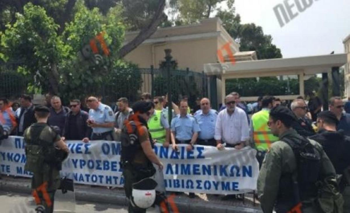 Σουρεάλ! Ένστολοι περικυκλωμένοι από ΜΑΤ! – ΦΩΤΟΓΡΑΦΙΕΣ