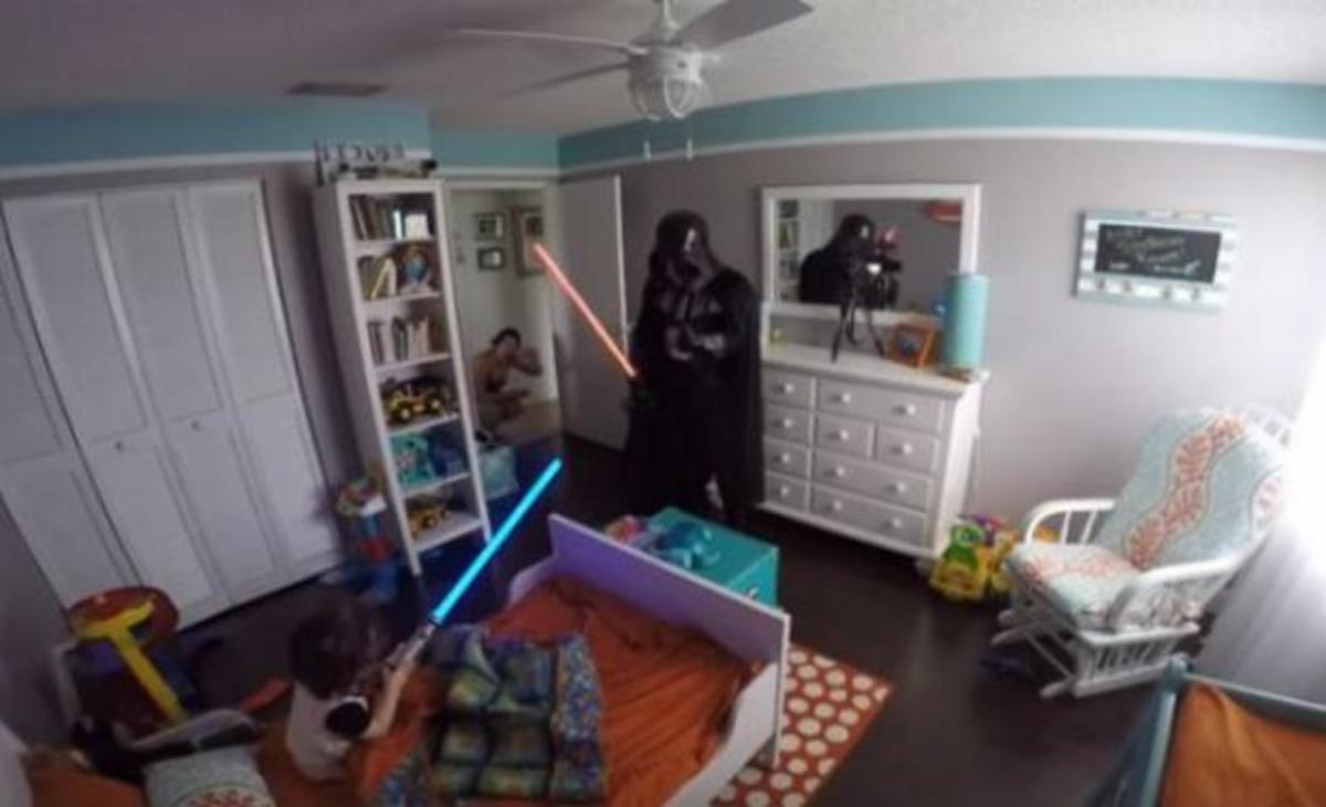 Η αντίδραση ενός μπόμπιρα όταν είδε μπροστά του τον Darth Vader με φωτόσπαθο!