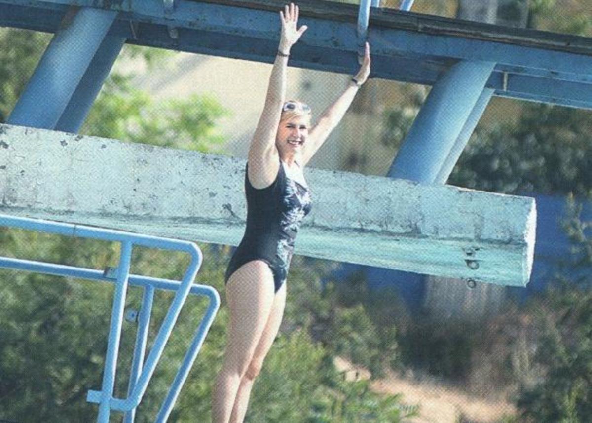 Η βουλευτής του ΣΥΡΙΖΑ φοράει το μαγιό της και δηλώνει: “Το 2017 θα είμαστε μια κανονική χώρα”