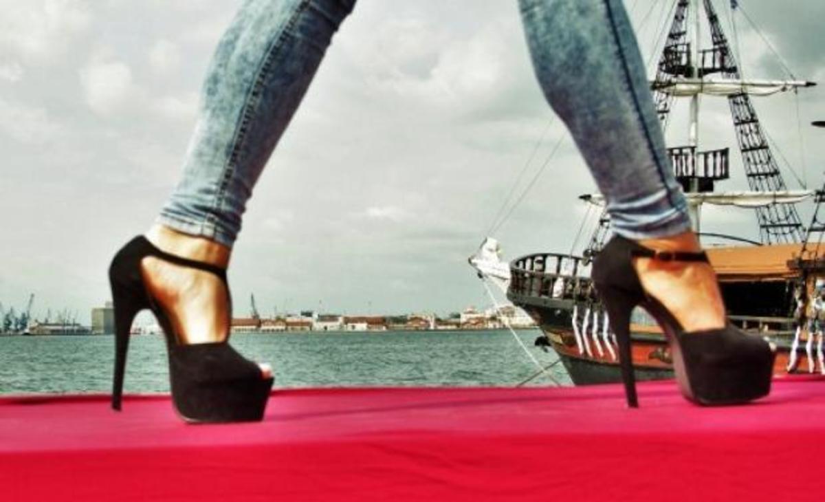 Πανικός στο διαδίκτυο για την κοπέλα που απολύθηκε επειδή δεν ήθελε να φοράει ψηλοτάκουνα