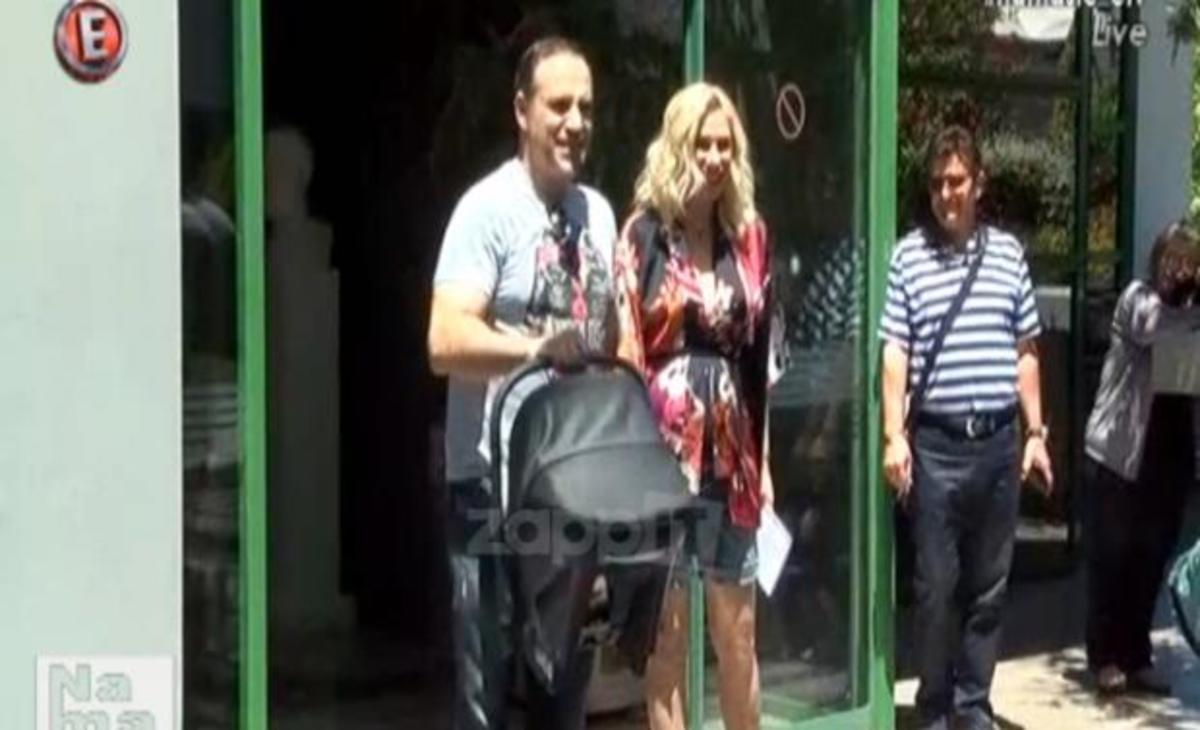 Συγκινημένοι Καραβάτου – Κατσούλης! Βγήκαν από το μαιευτήριο με το νεογέννητο αγοράκι τους!