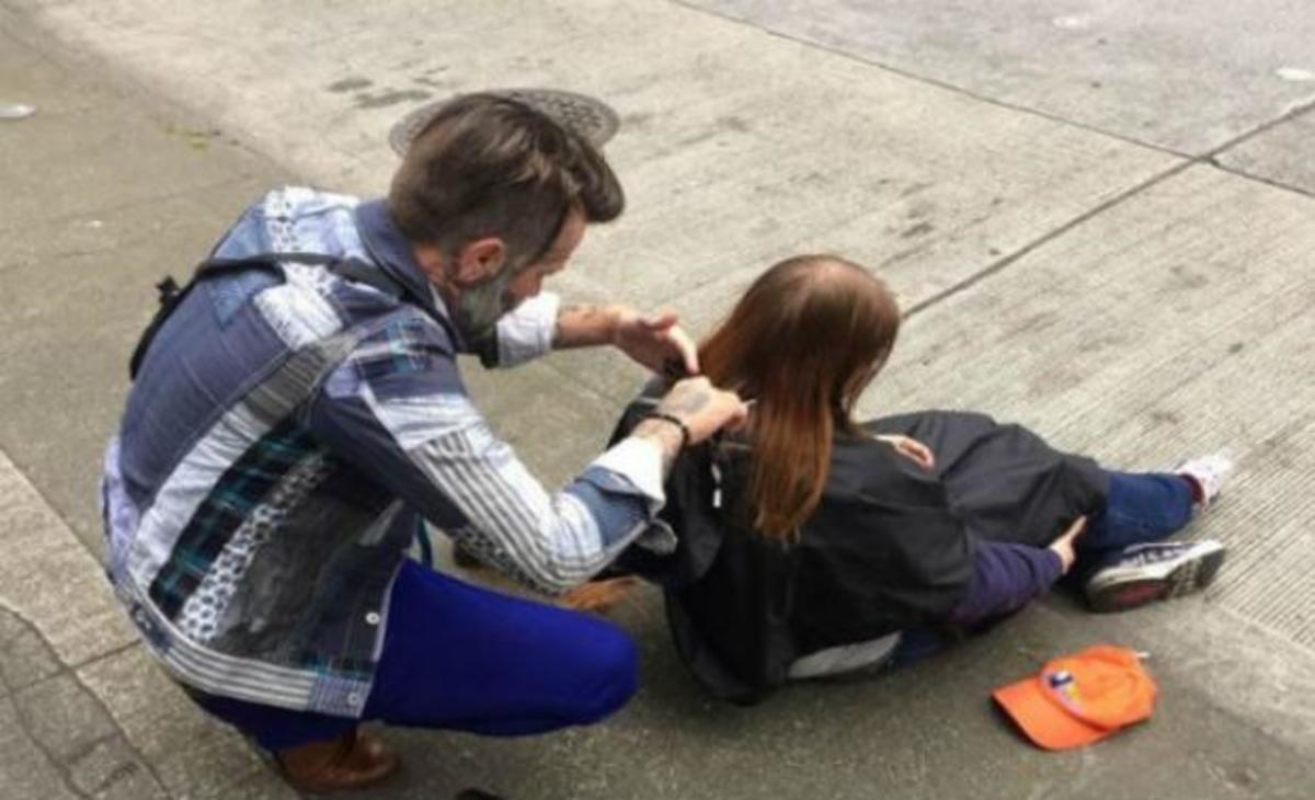 Η συγκινητική πράξη ενός κουρέα σε μια άστεγη κοπέλα! (ΦΩΤΟ)