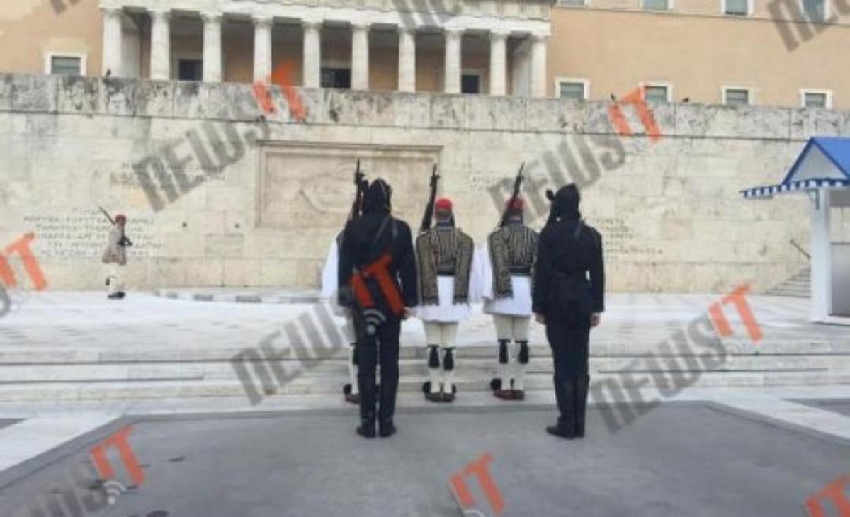 Συγκίνηση στο Σύνταγμα για τη Γενοκτονία των Ποντίων – Η αλλαγή στους Εύζωνες