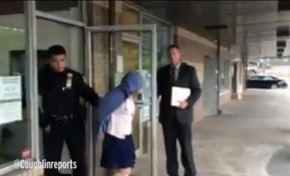 Έπιασαν καθηγήτρια να κάνει σεξ με 17χρονο μαθητή σε νεκροταφείο