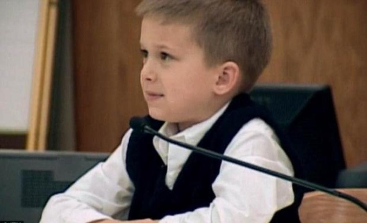 Δάκρυσαν με την κατάθεση 7χρονου: «Αυτή είναι η μαμά μου, πνίγει την αδερφή μου»