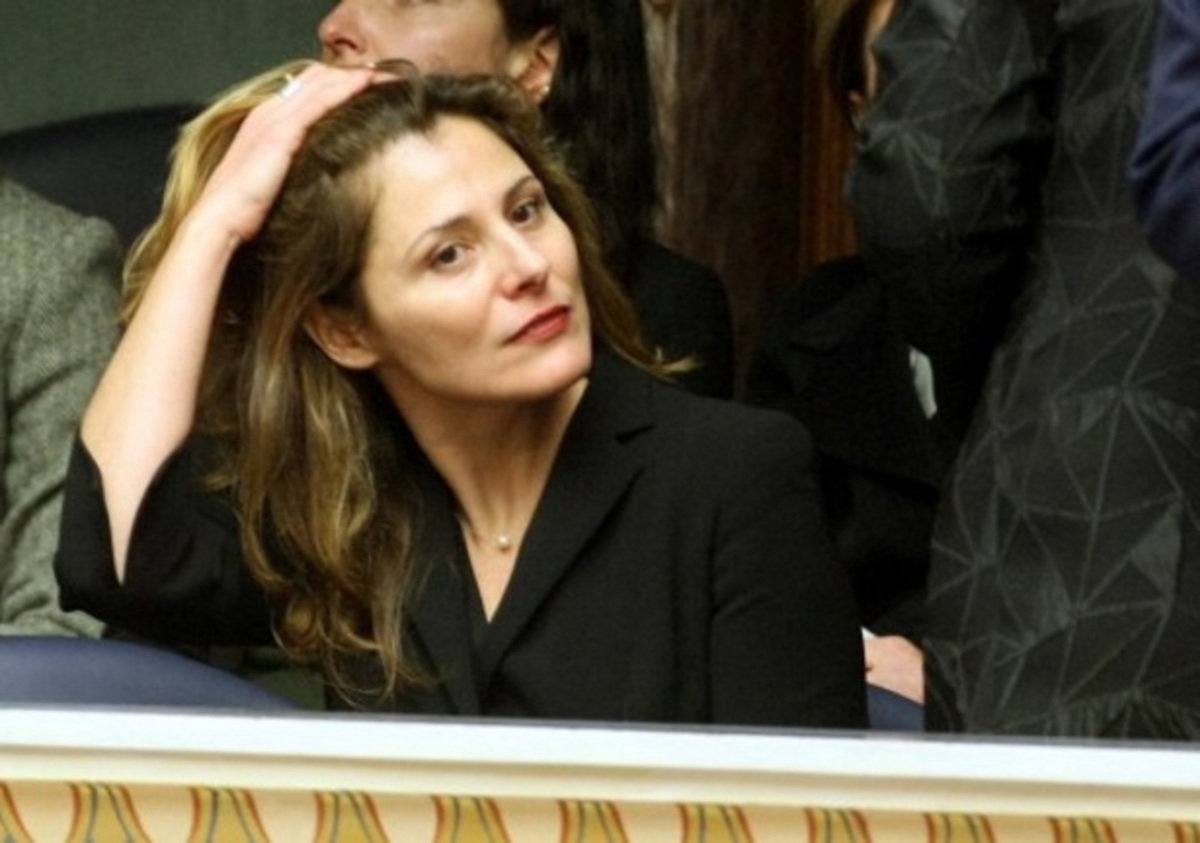 Μπέττυ Μπαζιάνα: Για ρακές και αερομάνουρο με γυναικοπαρέα στις “Σεϋχέλλες”