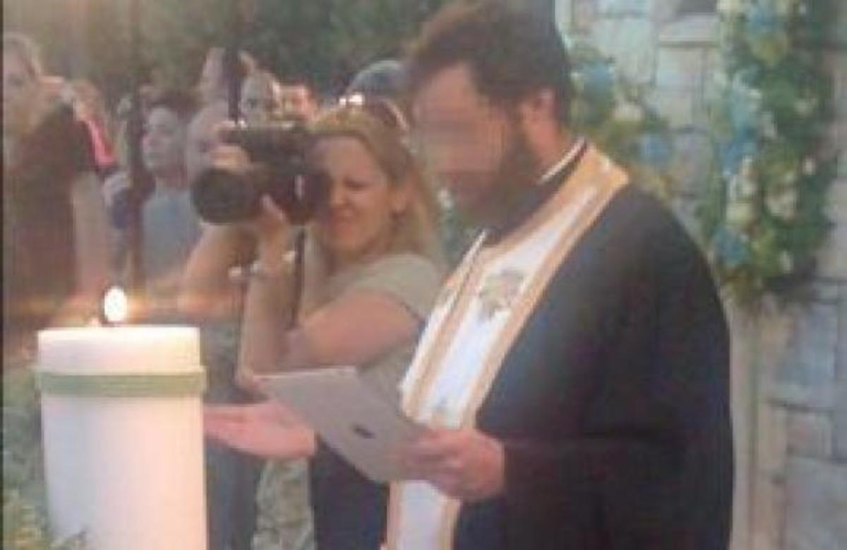 Παπάς τελεί μυστήριο με iPad