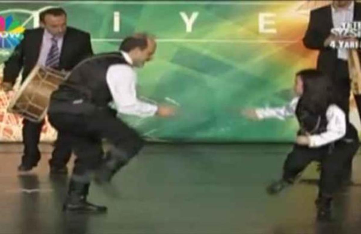 10χρονη ξεσηκώνει τους Τούρκους με ποντιακούς χορούς