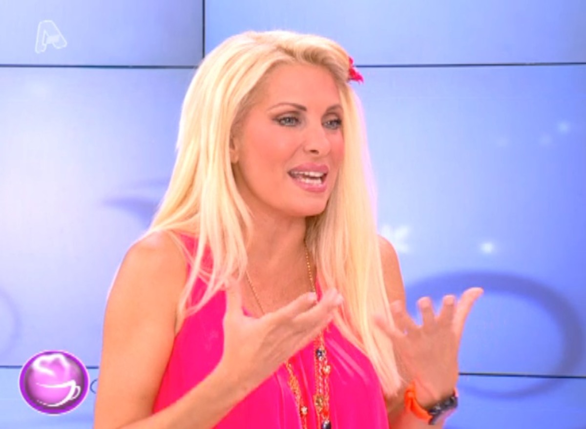 Η ζεστή, υγρή βραδιά και το ζευγάρωμα της γάτας αναστάτωσαν την Ελένη