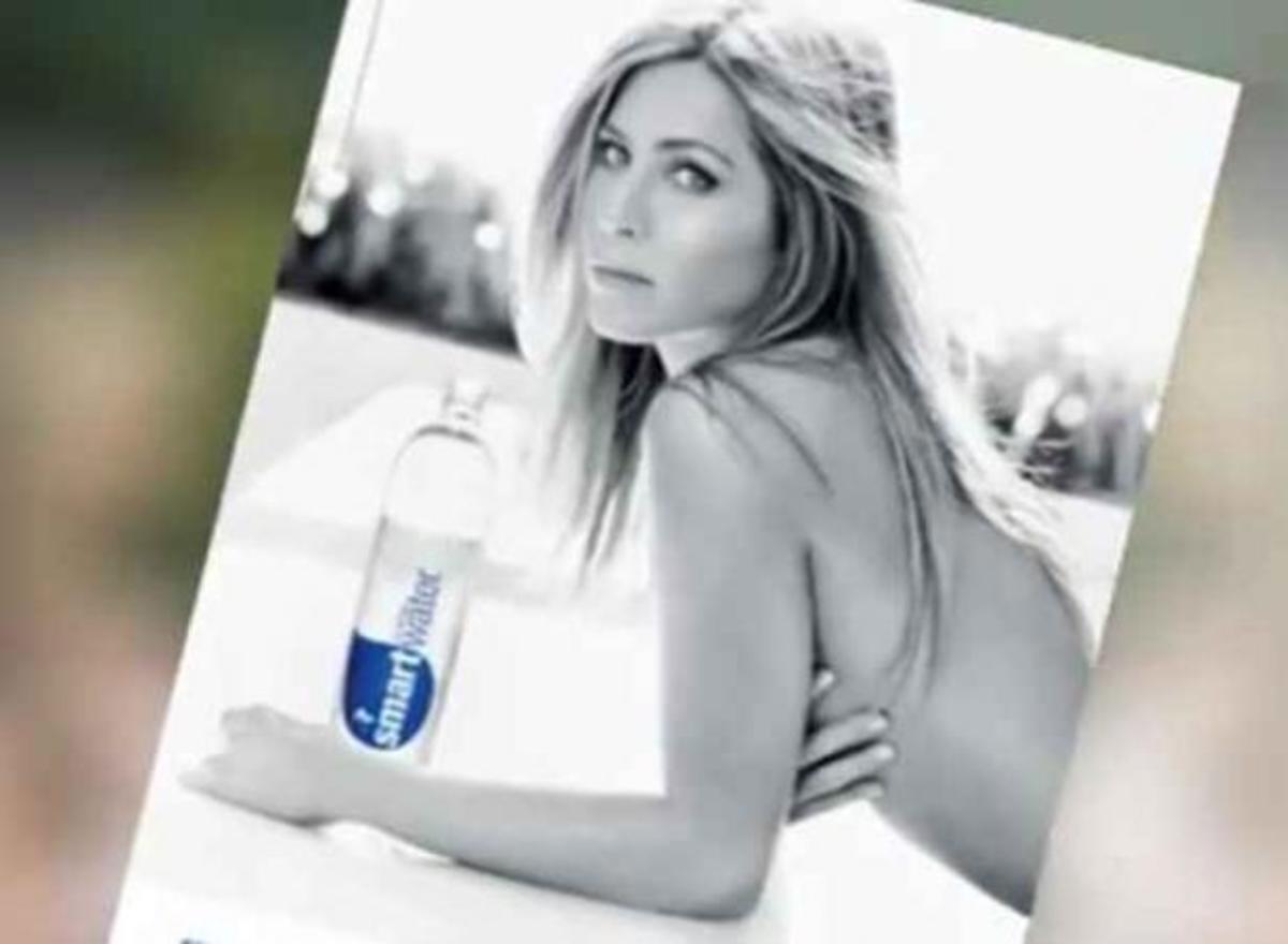 Η Jennifer Aniston ποζάρει topless σε διαφημιστικό για εμφιαλωμένο νερό