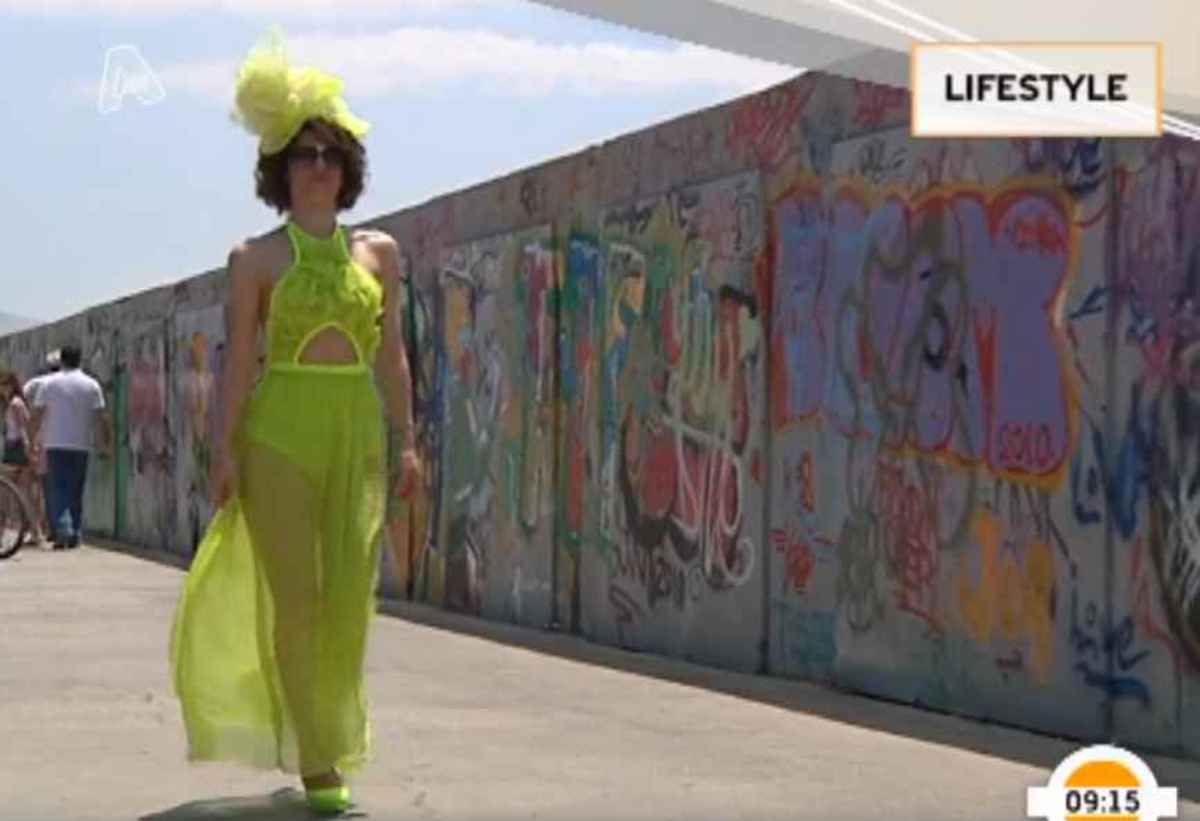 Ποια κυρία βγήκε έτσι στην τηλεόραση και.. τι ακριβώς ντύθηκε;