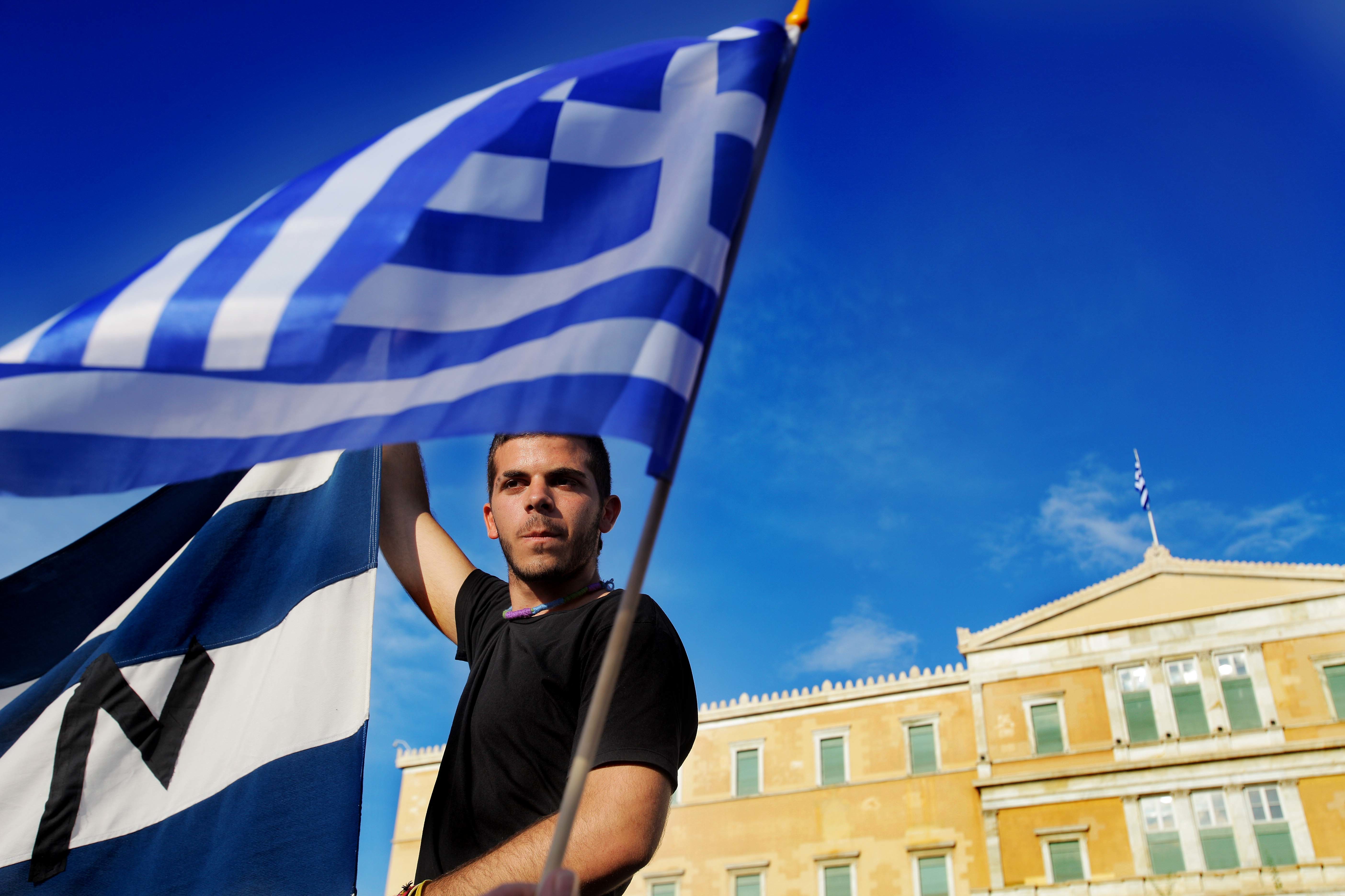 Η παράλογη απεργία των δημοσιογράφων, οι ανήξεροι βουλευτές και ένα τραγούδι για τις Πλατείες της οργής