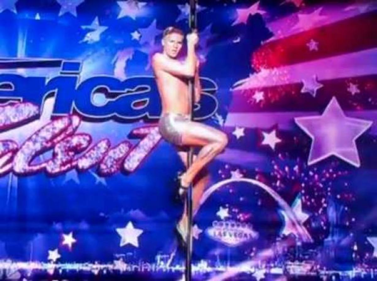 Γνωρίστε τον άνδρα που χορεύει με… τακούνια, πάνω σε στύλο!