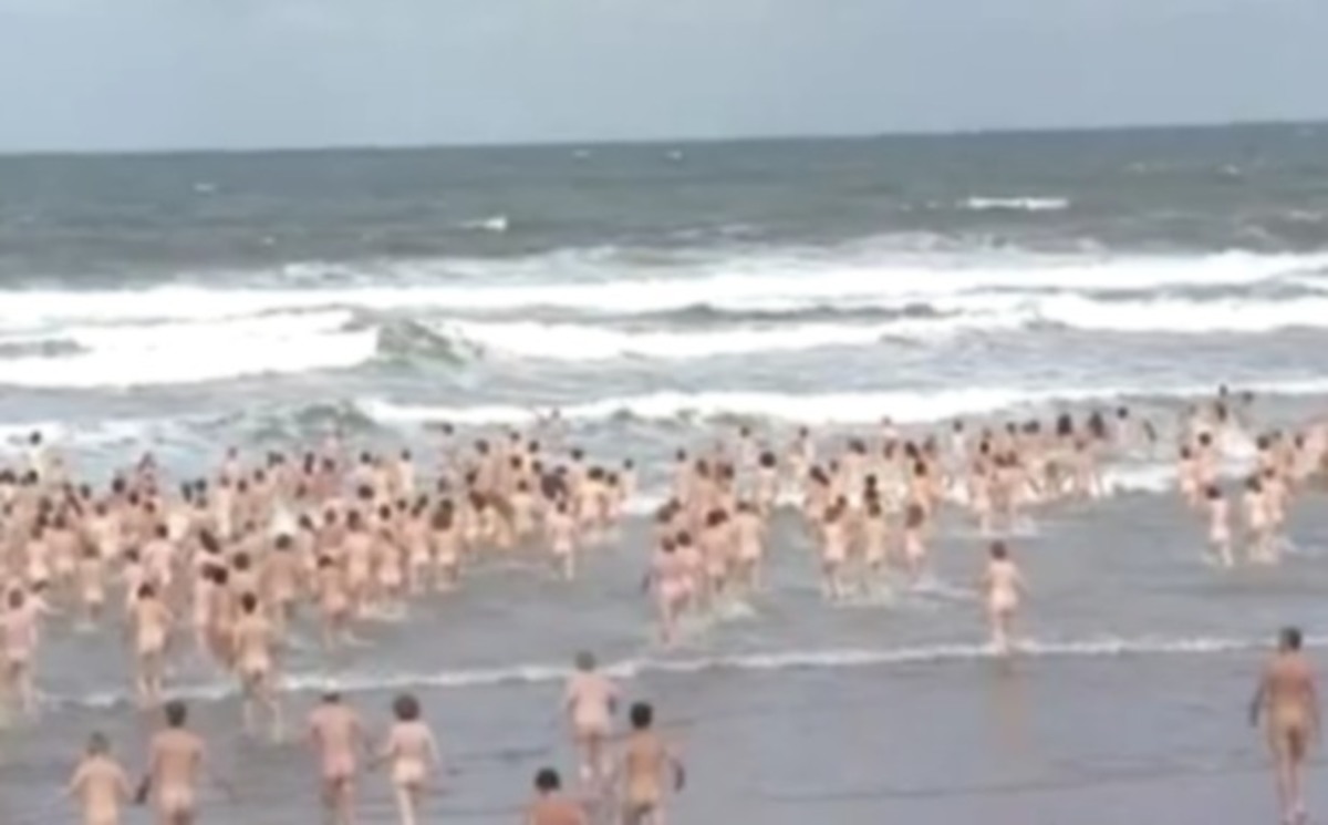Έσπασαν το ρεκόρ βουτώντας γυμνοί στην παραλία