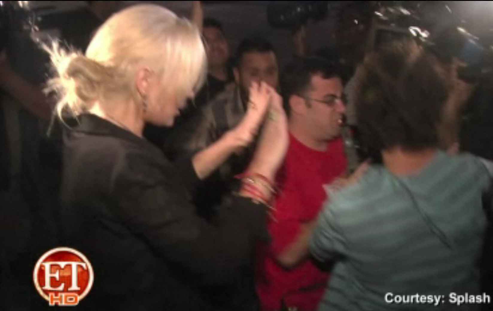 Η μαζική επίθεση παπαράτσι στην Lindsay Lohan!