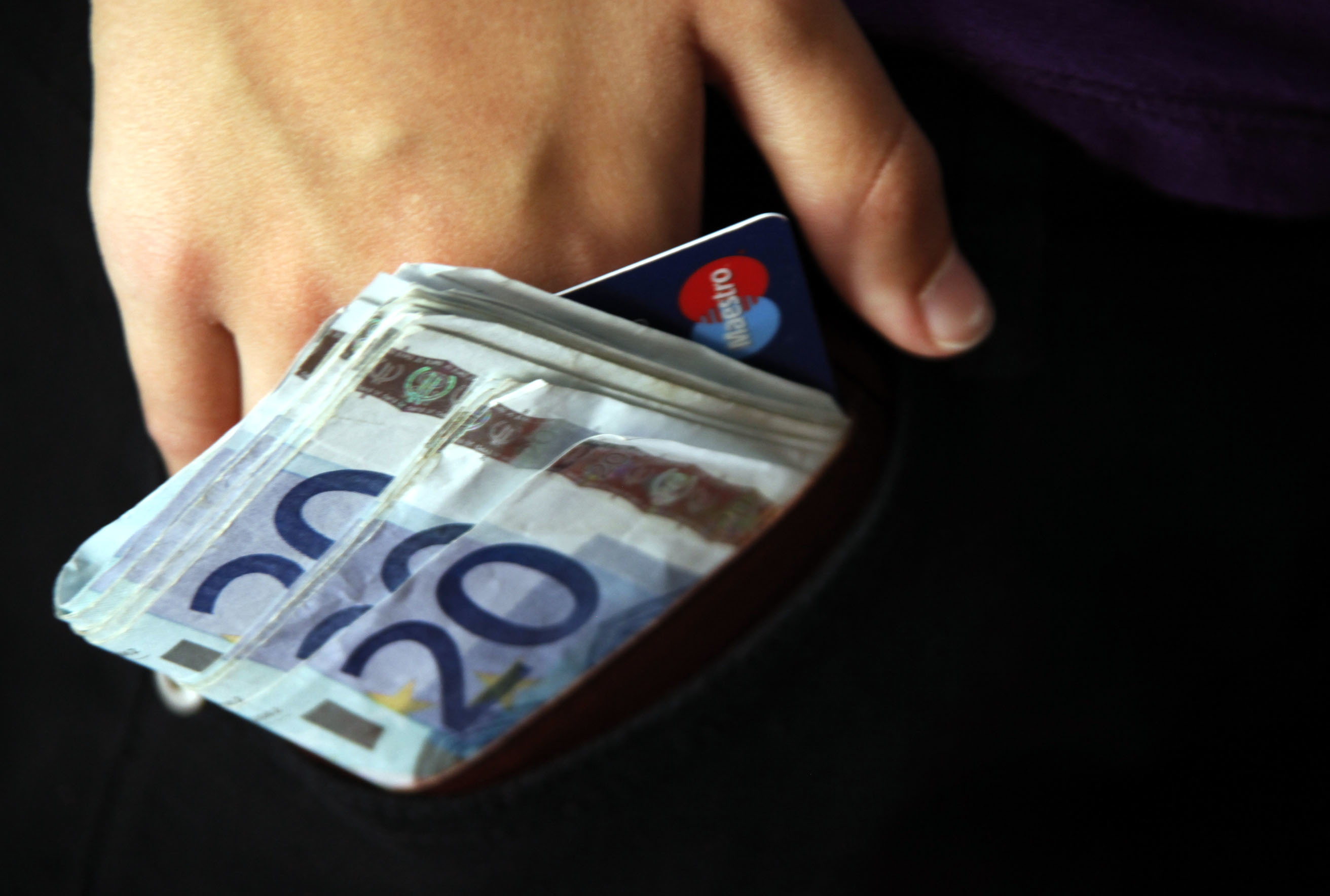 Κουίζ: Σε ποιο κανάλι έπεσε πανικός στη φήμη για “κούρεμα” των μισθών;