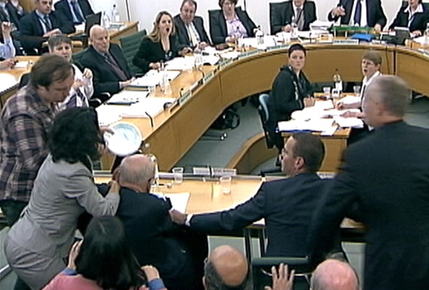 Πέταξαν αφρό στον Μέρντοχ