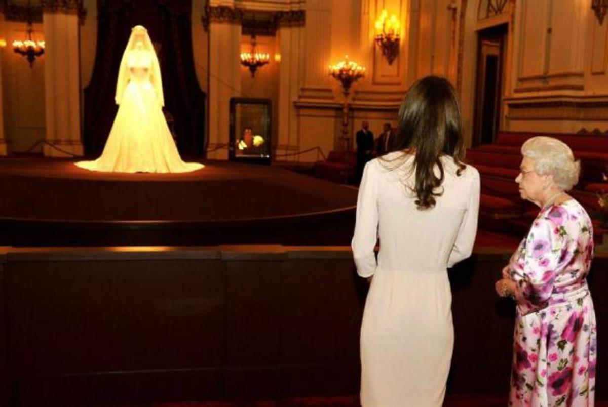 Η Κάθριν θαυμάζει τα εκθέματα του… γάμου της!