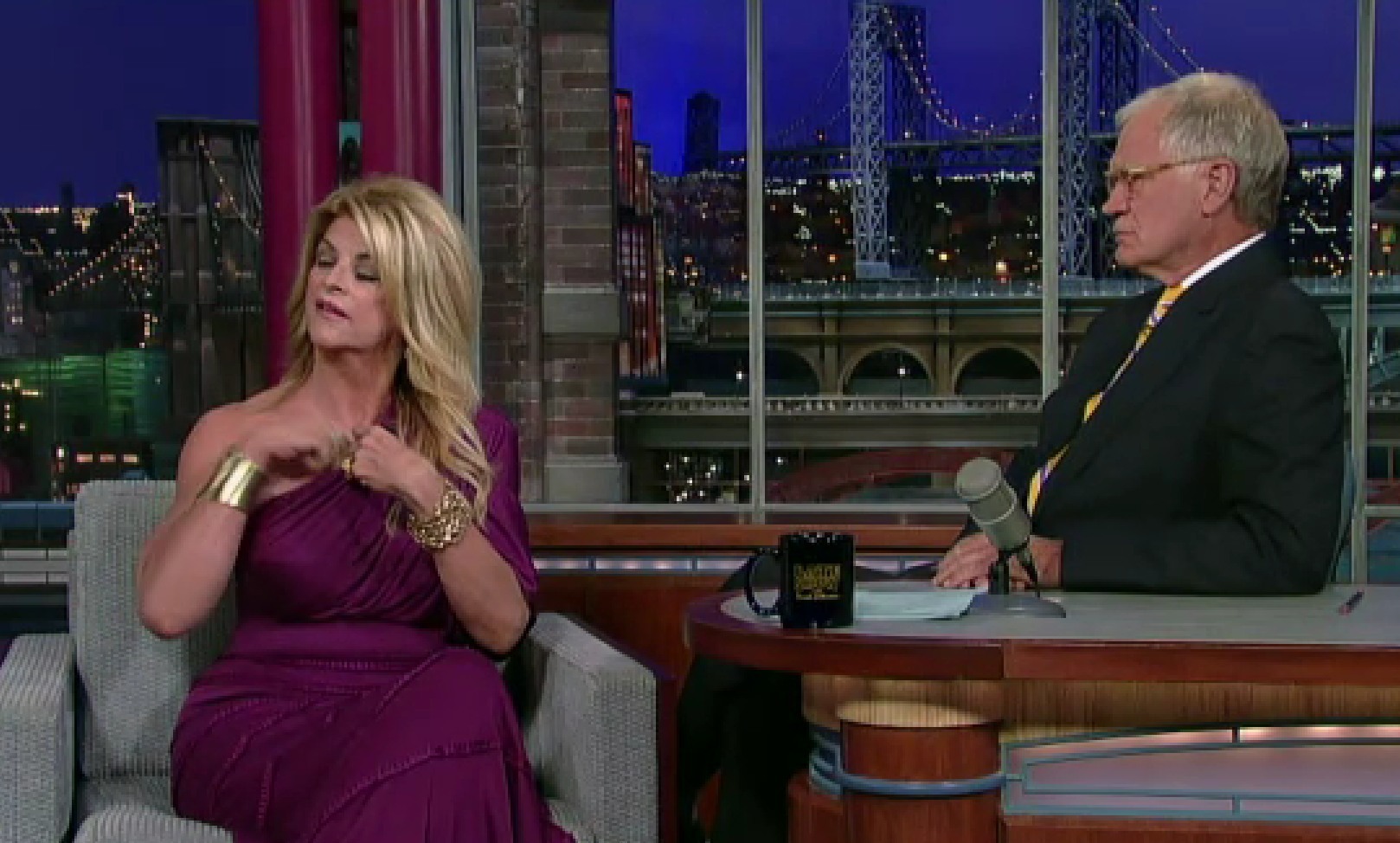 H Kirstie Alley βγάζει ένα ραβασάκι από το μπούστο της και αιφνιδιάζει τον David Letterman