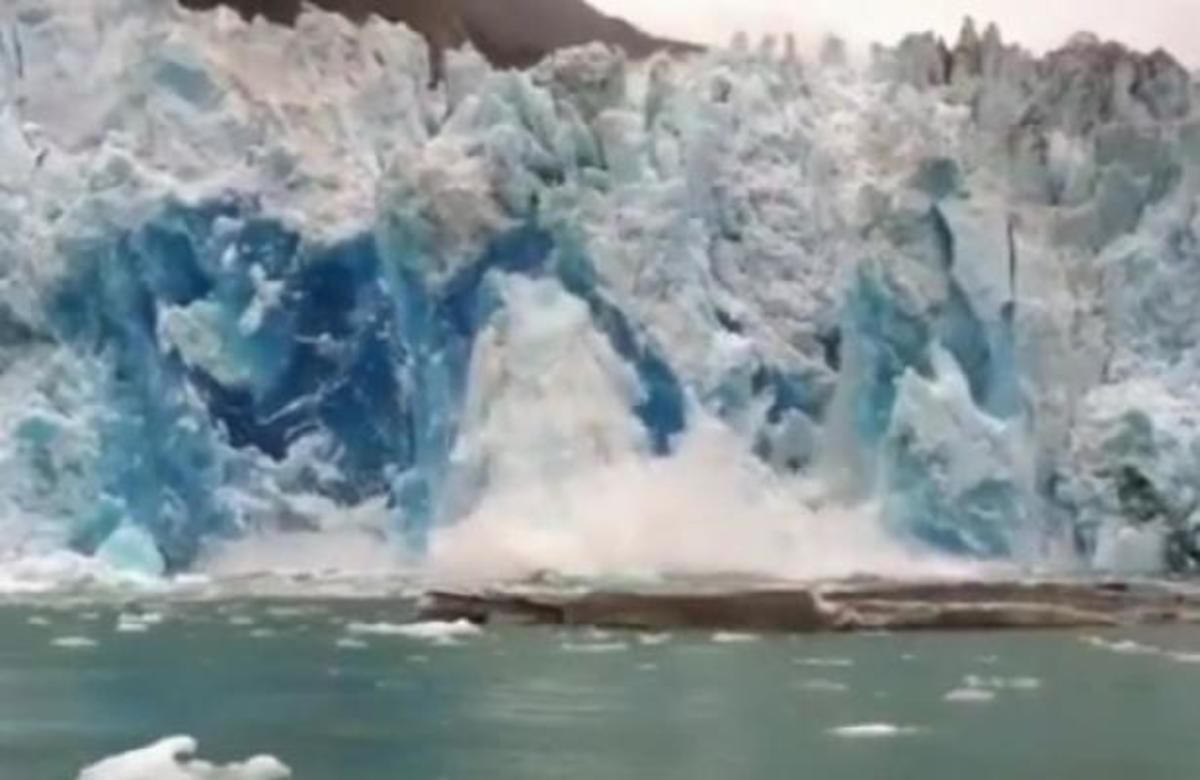 Βίντεο: Παγόβουνο υποχωρεί στην Αλάσκα!