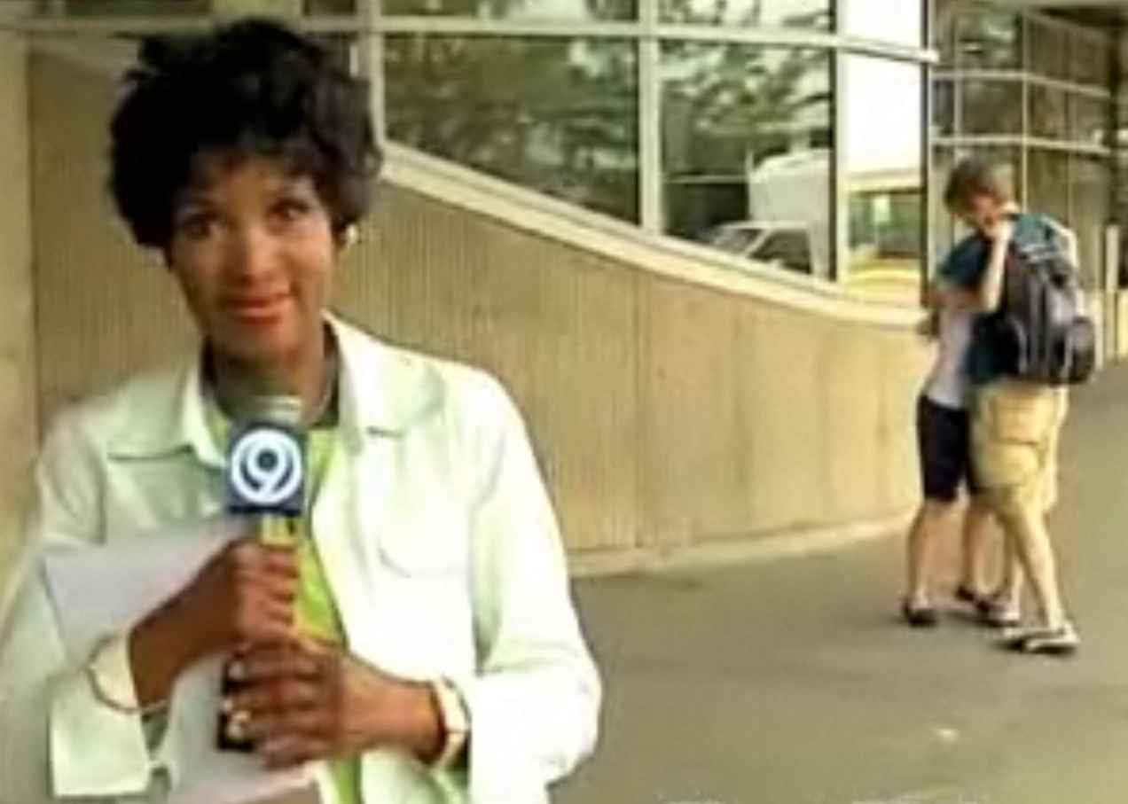 Η δημοσιογράφος έκανε ρεπορτάζ και πίσω της… νεαρός έκανε πρόταση γάμου!