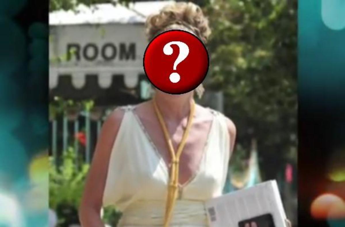 Ποια σταρ του Χόλιγουντ τριγυρνά ντυμένη αρχαία Ελληνίδα;