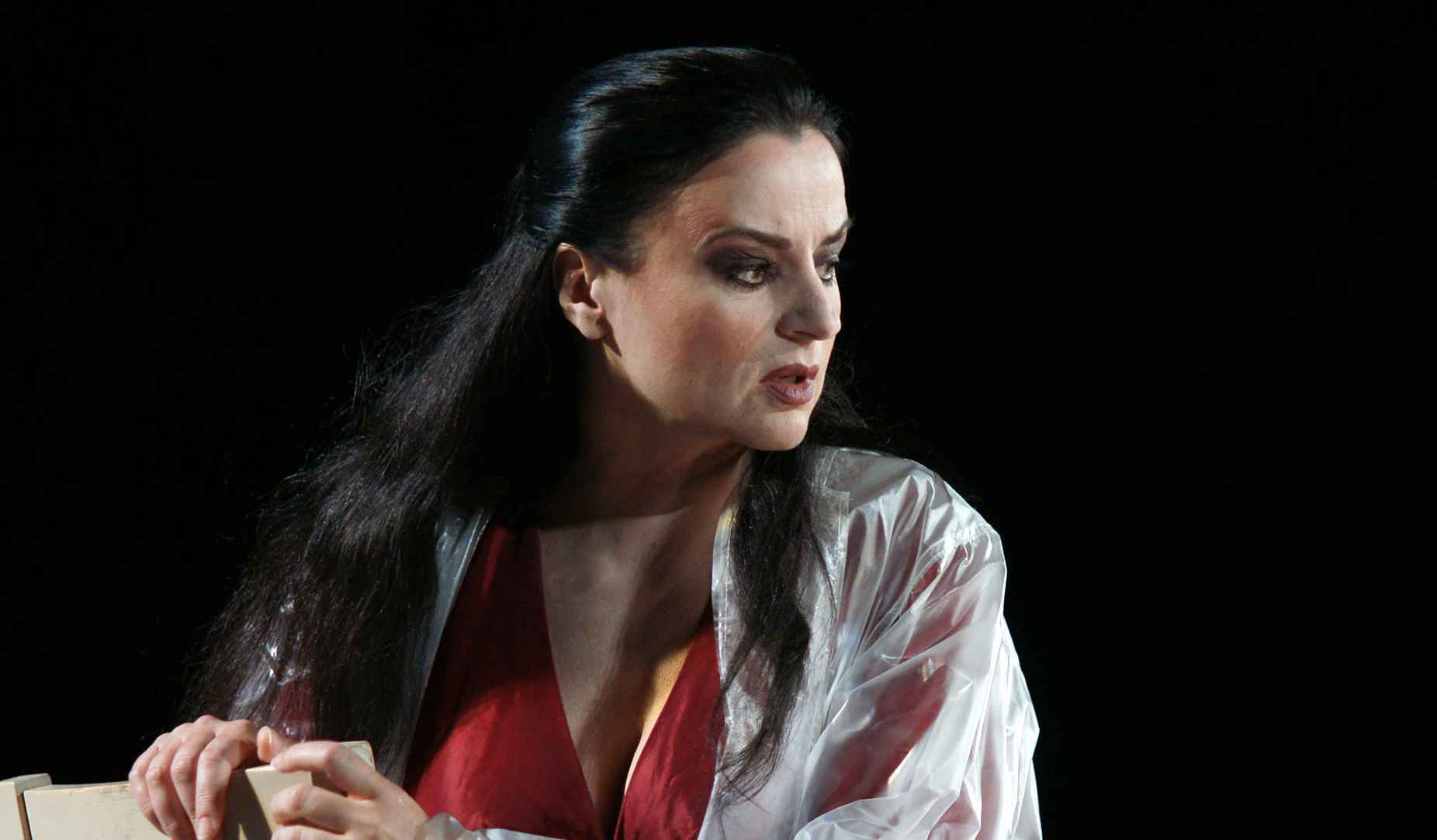 Κ. Καραμπέτη: “Προτιμώ να πουλήσω το σπίτι από το να κάνω κάτι για το οποίο θα ντρέπομαι στο θέατρο”