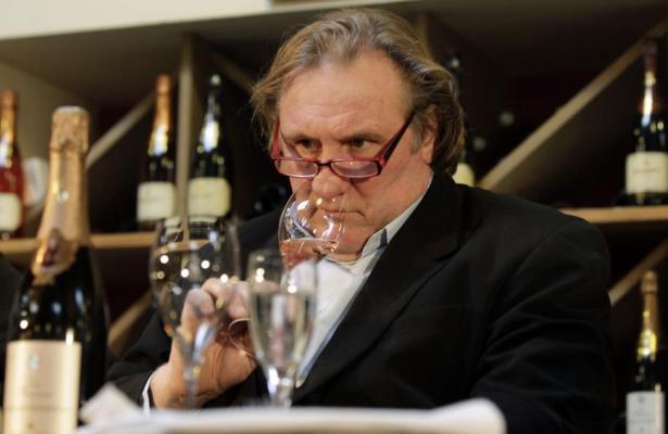 Ο Ζεράρ Ντεπαρντιέ ούρησε σε διάδρομο αεροπλάνου!