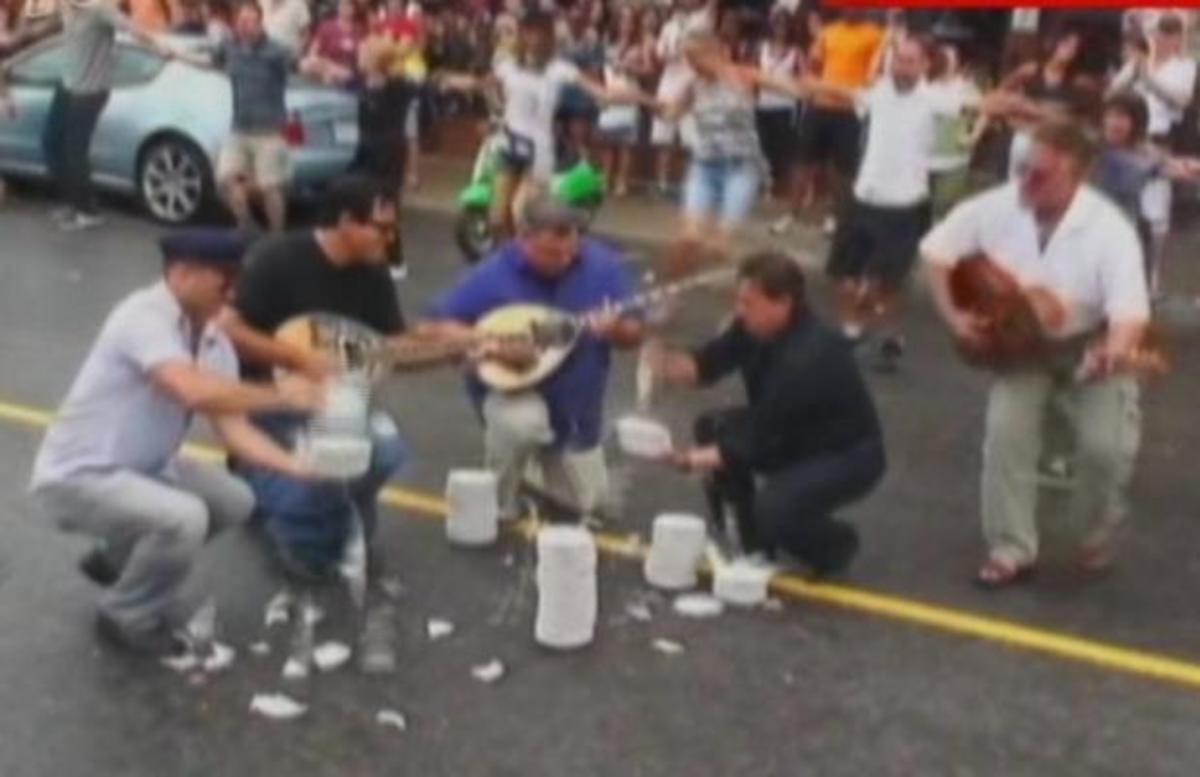 Χορεύουν street συρτάκι στον Καναδά!