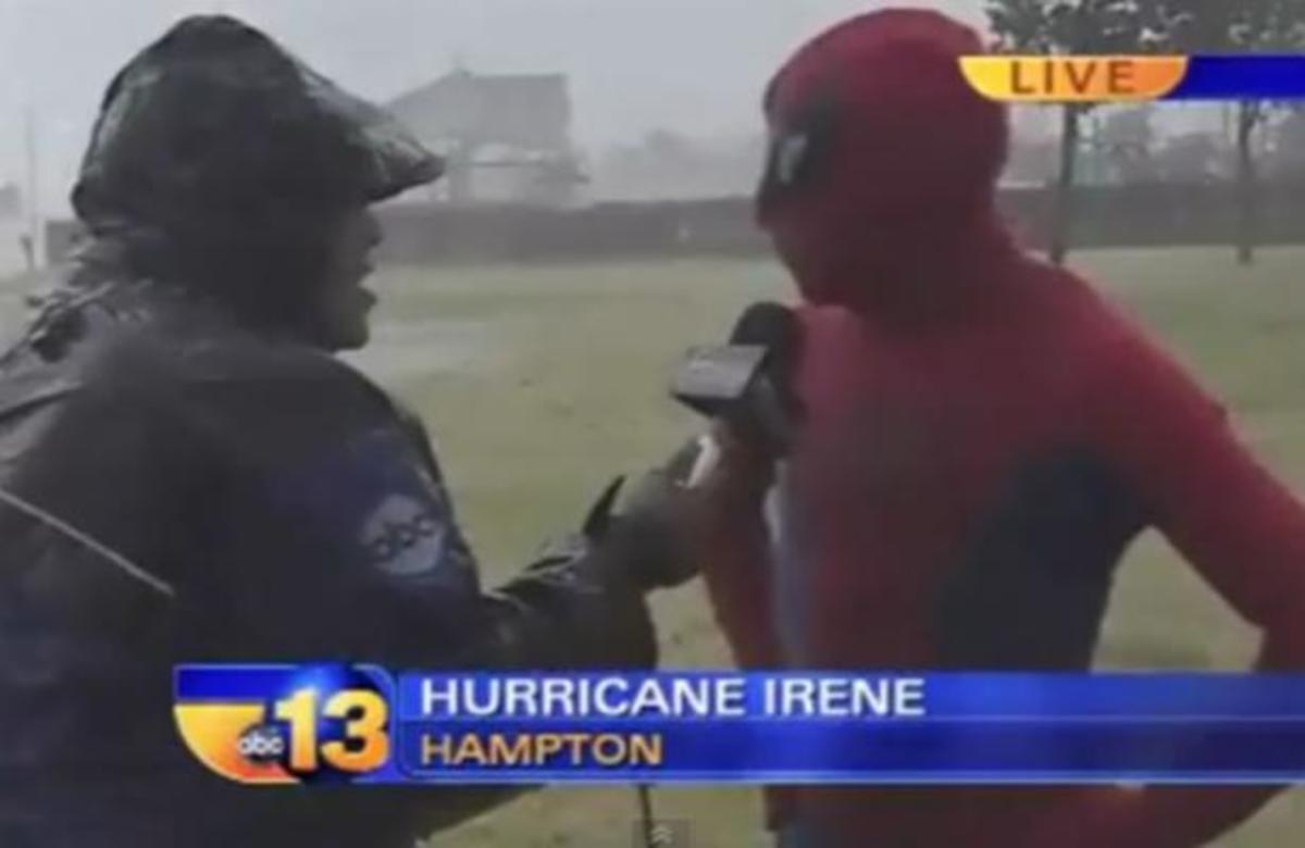 Βγήκε για ρεπορτάζ στον τυφώνα και πέτυχε τον… Spiderman!