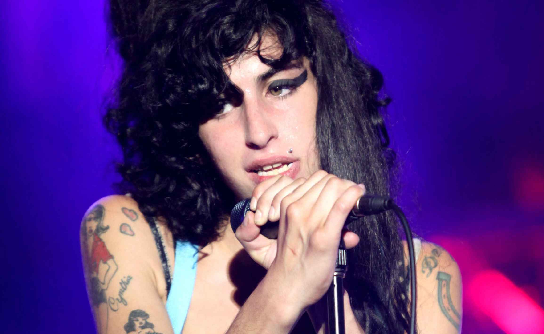 Η Amy Winehouse πλήρωνε τον πρώην σύζυγό της για να τη φιλήσει!
