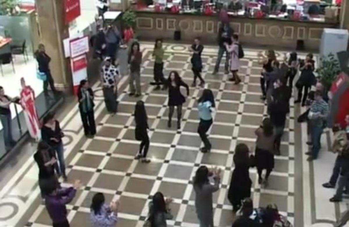 Ομαδικές χορογραφίες που ξαφνιάζουν