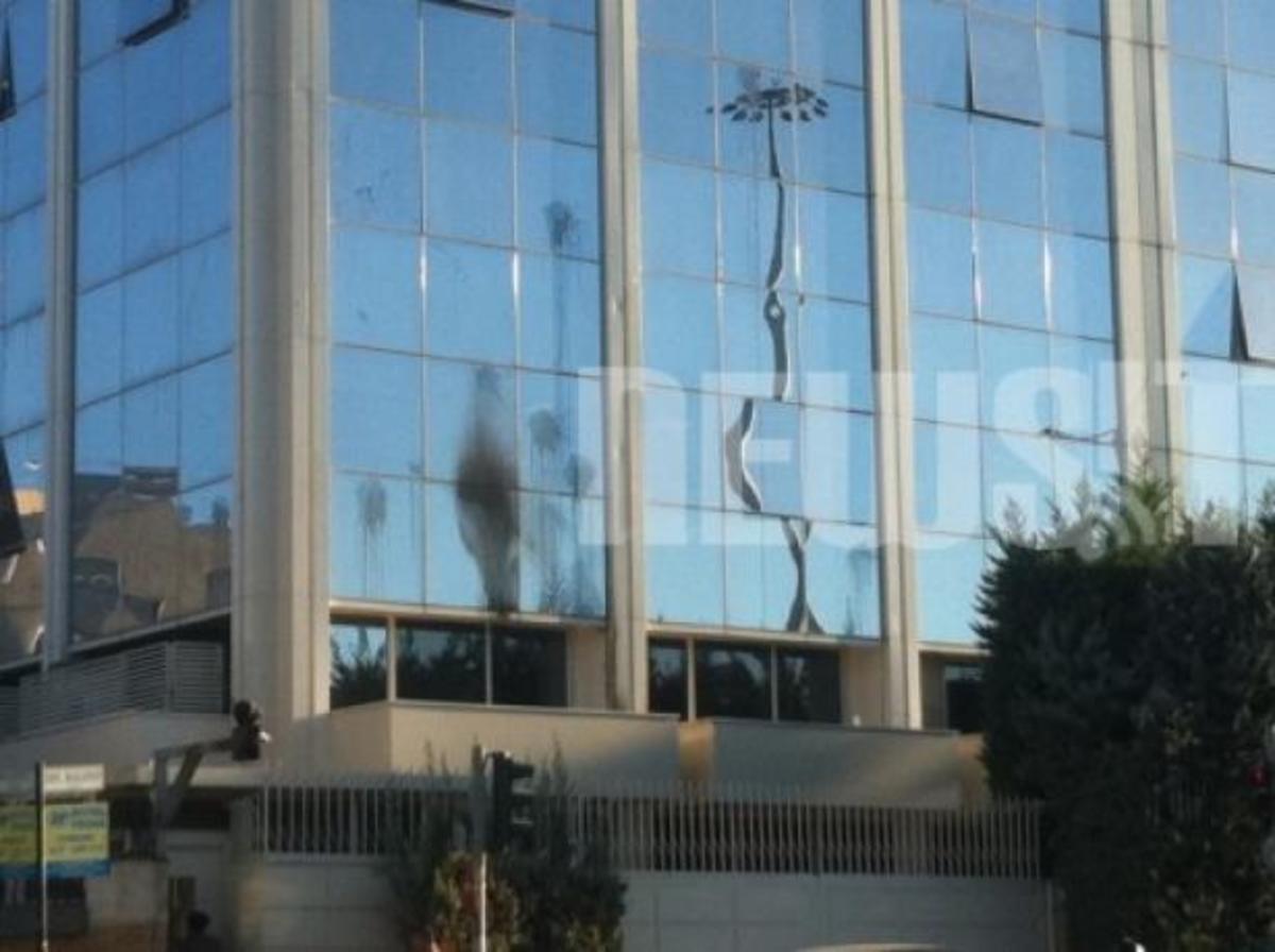 Μολότοφ και πέτρες από οπαδούς εναντίον του Σκάι