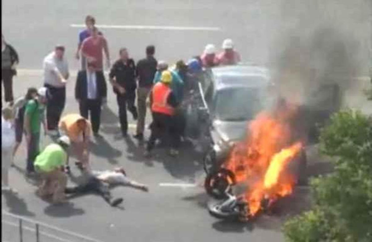 Καρέ καρέ η διάσωση θύματος από φλεγόμενο όχημα!